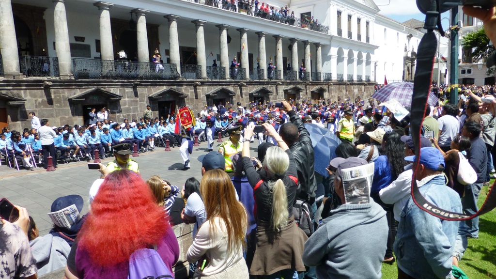 Parade auf der Plaza Grande