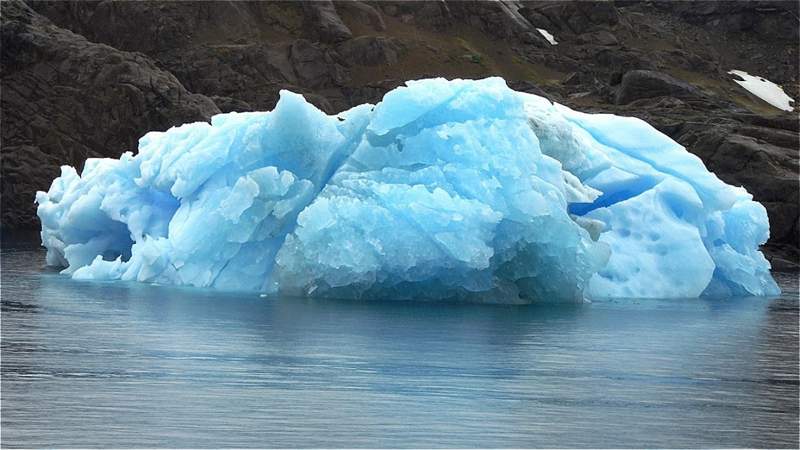 Altes Gletschereis schimmert blau