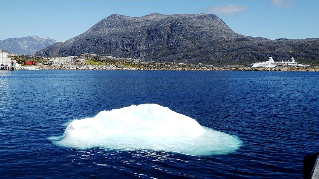 Wir landen mit dem Tenderboot im Hafengelände