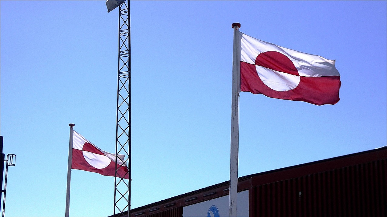 Grönlands Fahnen flattern im Wind