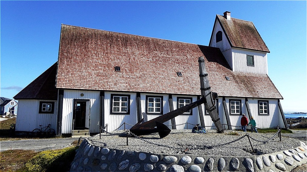 Vor der Kirche - ein alter Schiffsanker