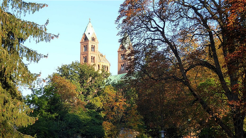 Annäherung durch den Dompark
