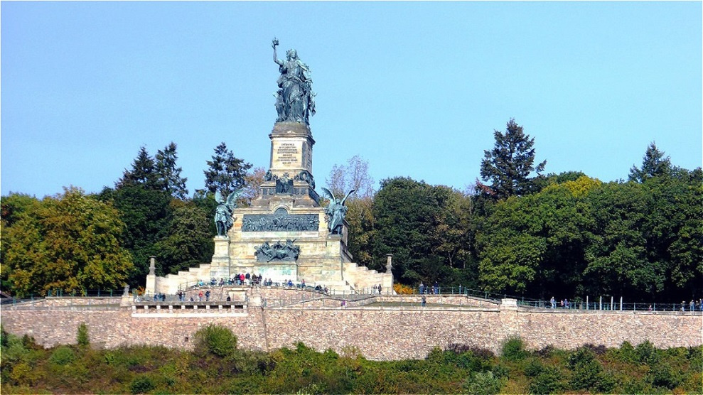 Das Denkmal erinnert an die Einigung Deutschlands 1871 und wurde am 28. September 1883 eingeweiht