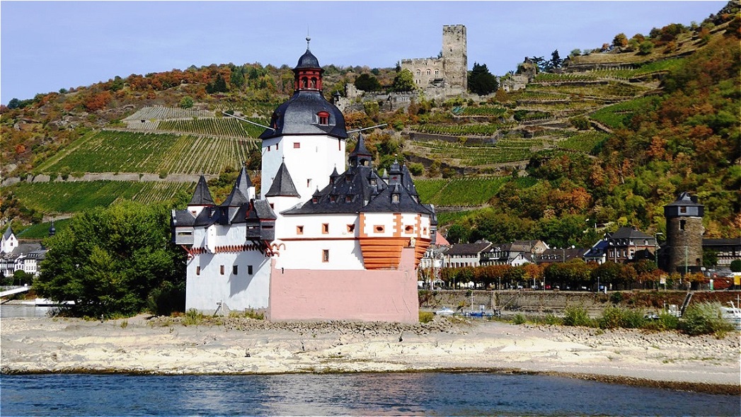 Pfalzgrafenstein liegt auf einer Felsinsel mitten auf dem Rhein. Sie war eine Zollstation. Erbaut 1326 und 1327 gehört sie zu den wenigen unzerstörten und kaum veränderten Burgen im Oberen Mittelrheintal
