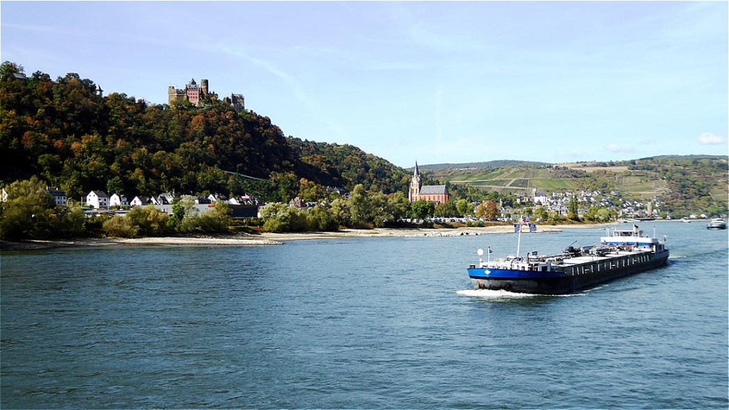 Über der Stadt Oberwesel thront die Schönburg auf einem Berggipfel, der auch als "Elfenley" bekannt ist
