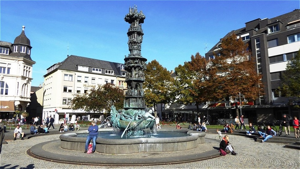 Görresplatz mit der 10 m hohen Historiensäule. Sie erzählt in zehn übereinander gereihten dreidimensional dargestellten Szenen die Geschichte der Stadt Koblenz
