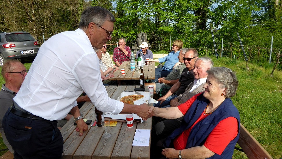 Er überreicht ein kleines "Dankeschön"