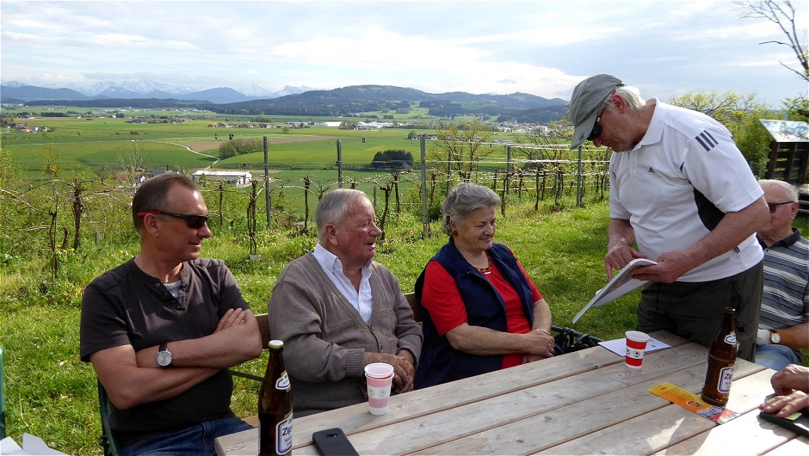Adi Falb bedankt sich mit einem Fotoband