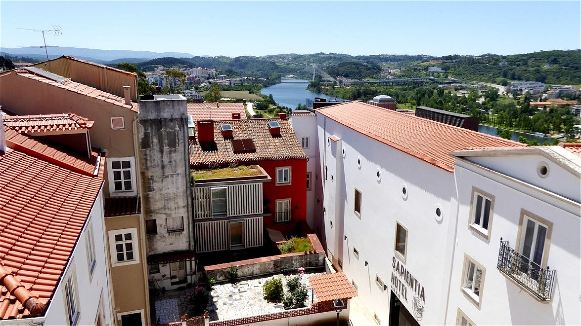 Tiefblick auf den Fluss Mendego