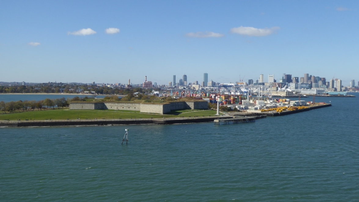 Ein altes Fort beschützt die Hafeneinfahrt