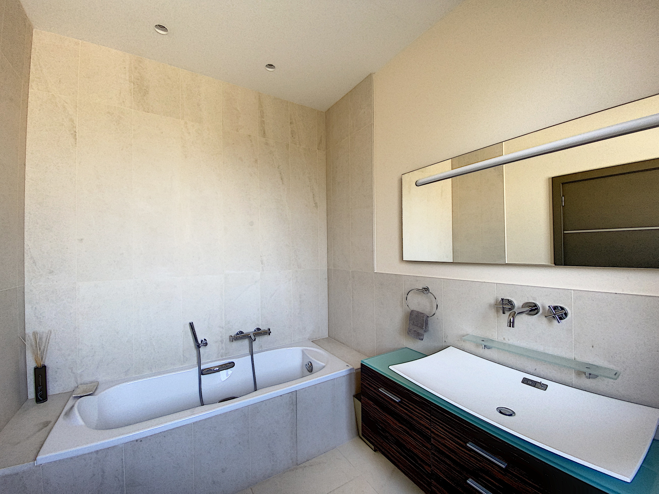 https://0501.nccdn.net/4_2/000/000/038/2d3/Terre-Blanche-luxury-villa-rental-L08.jpg