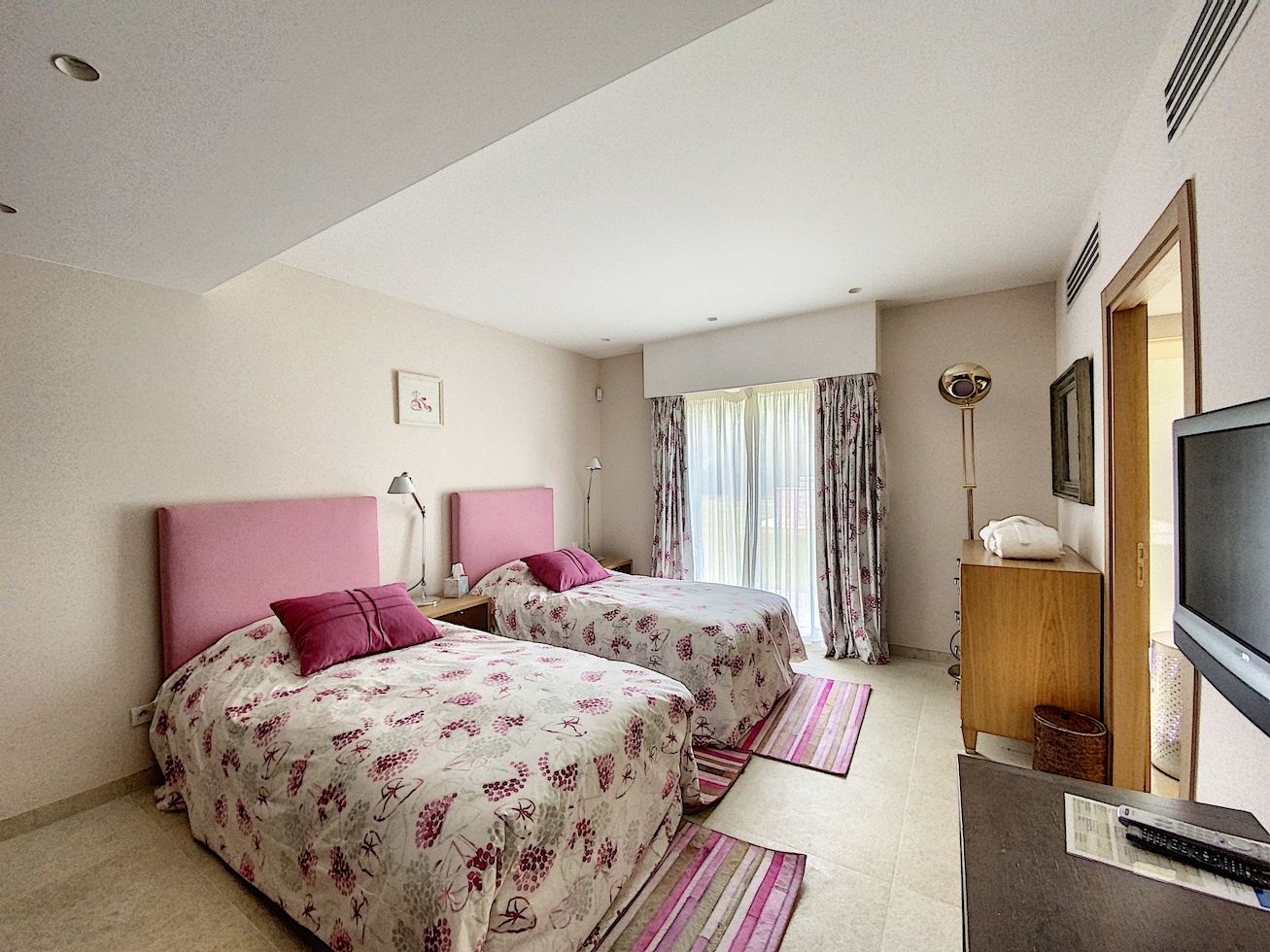 https://0501.nccdn.net/4_2/000/000/038/2d3/Terre-Blanche-property-SH17.jpg