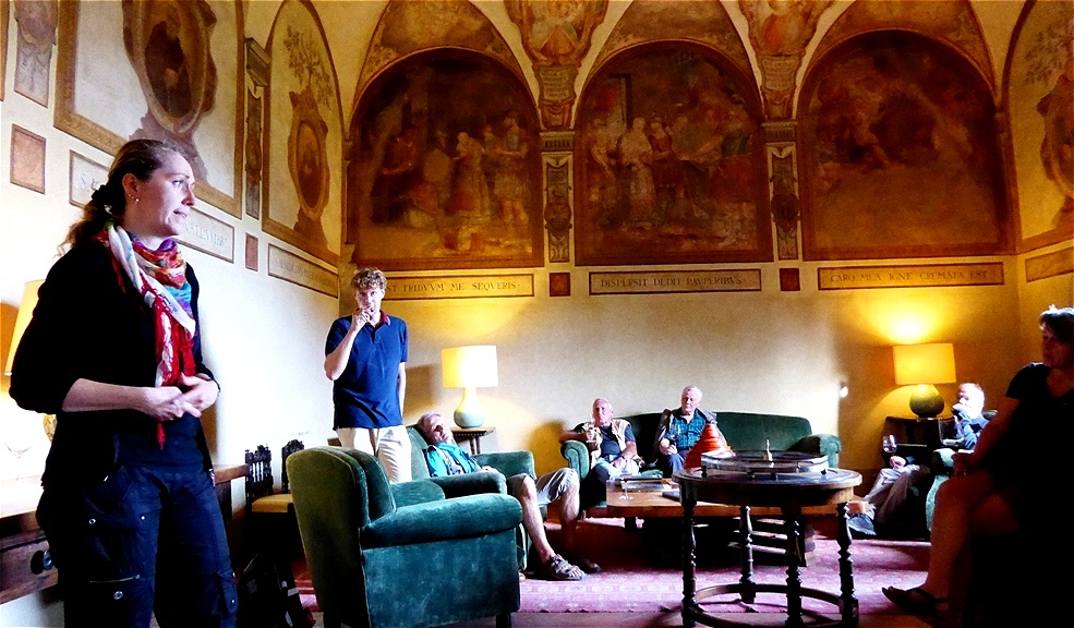 Francesca stellt das berühmte Weigut vor - die Trauben wachsen auf einer Höhe zwischen 250 und 320 Metern auf Südlagen in der Nähe der Abtei