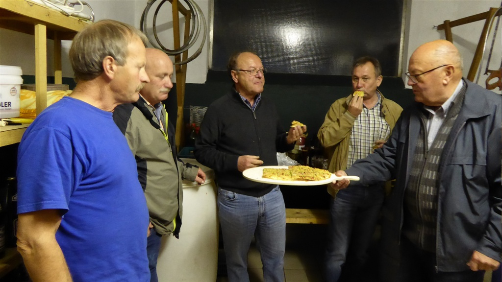 Vorbereitung zum Schnapsbrennen - eine gute "Unterlage" ist notwendig !