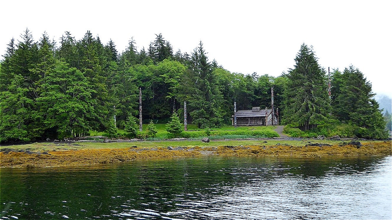 Kultstätte mit Totempfählen