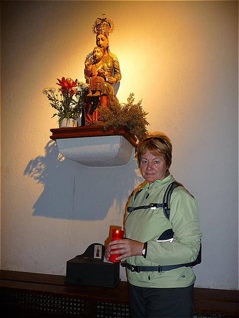 Irene entzündet eine Kerze