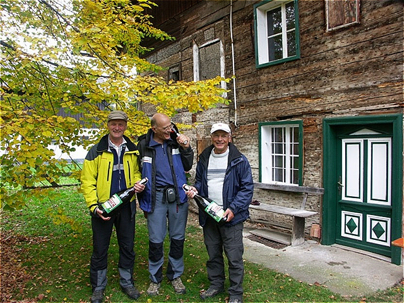 Wanderführer mit Riesenbier - vor dem Geburtshaus des Riesen