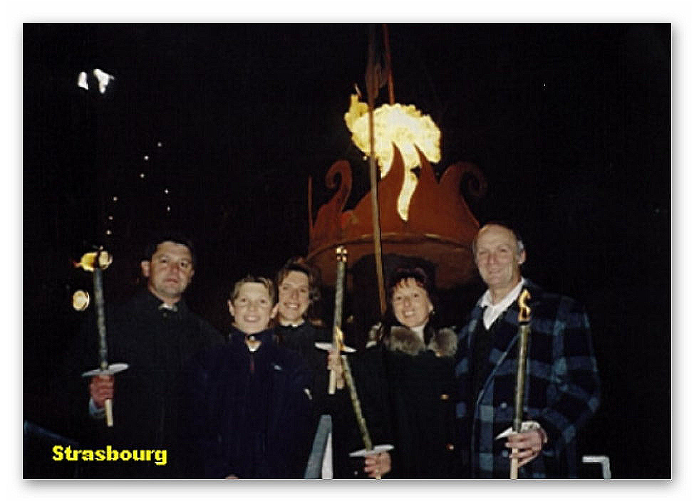 
Familie Mangelberger beim Fackelumzug in Strasbourg
Von links: Vater, Patrick, Mutter, Tante und HS-Direktor Falb

