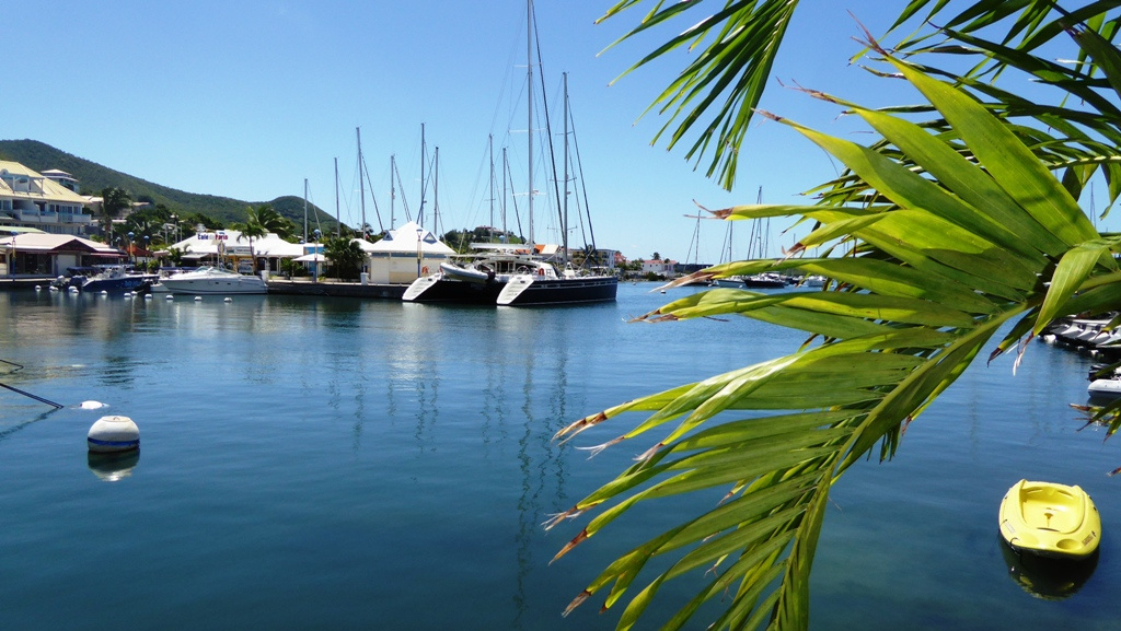 Start zur Rundfahrt auf einem Katamaran
