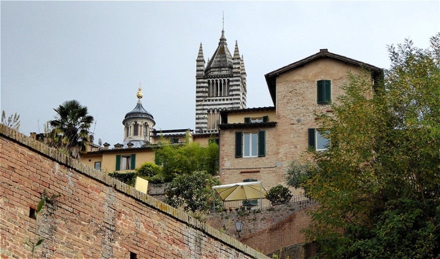 Die Spitze des Glockenturmes ragt in den Himmel !