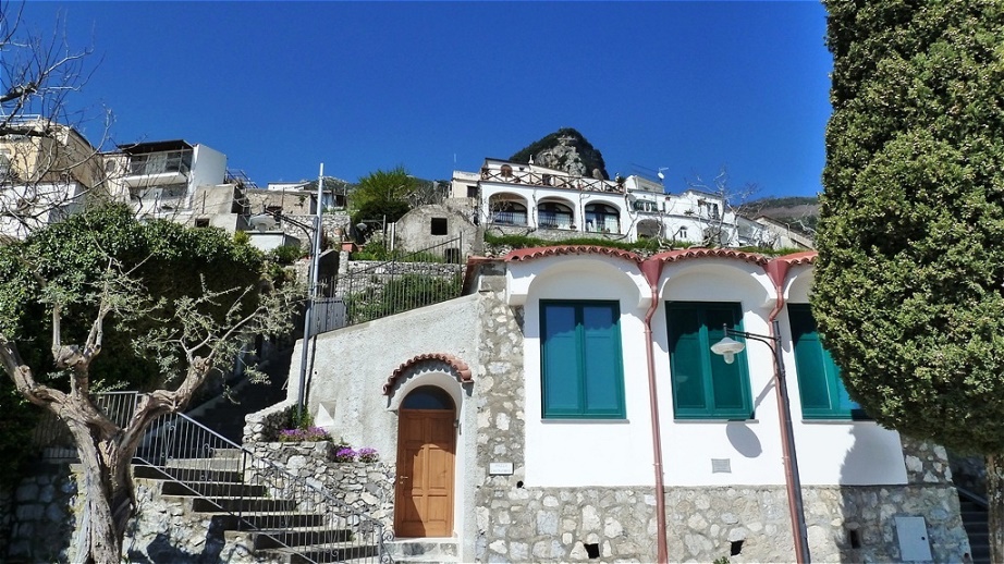 Stärkung in einem örtlichen Restaurant
Im Bild direkt unter der Bergspitze das Spezialitätenrestaurant indem wir vorzüglich speisten