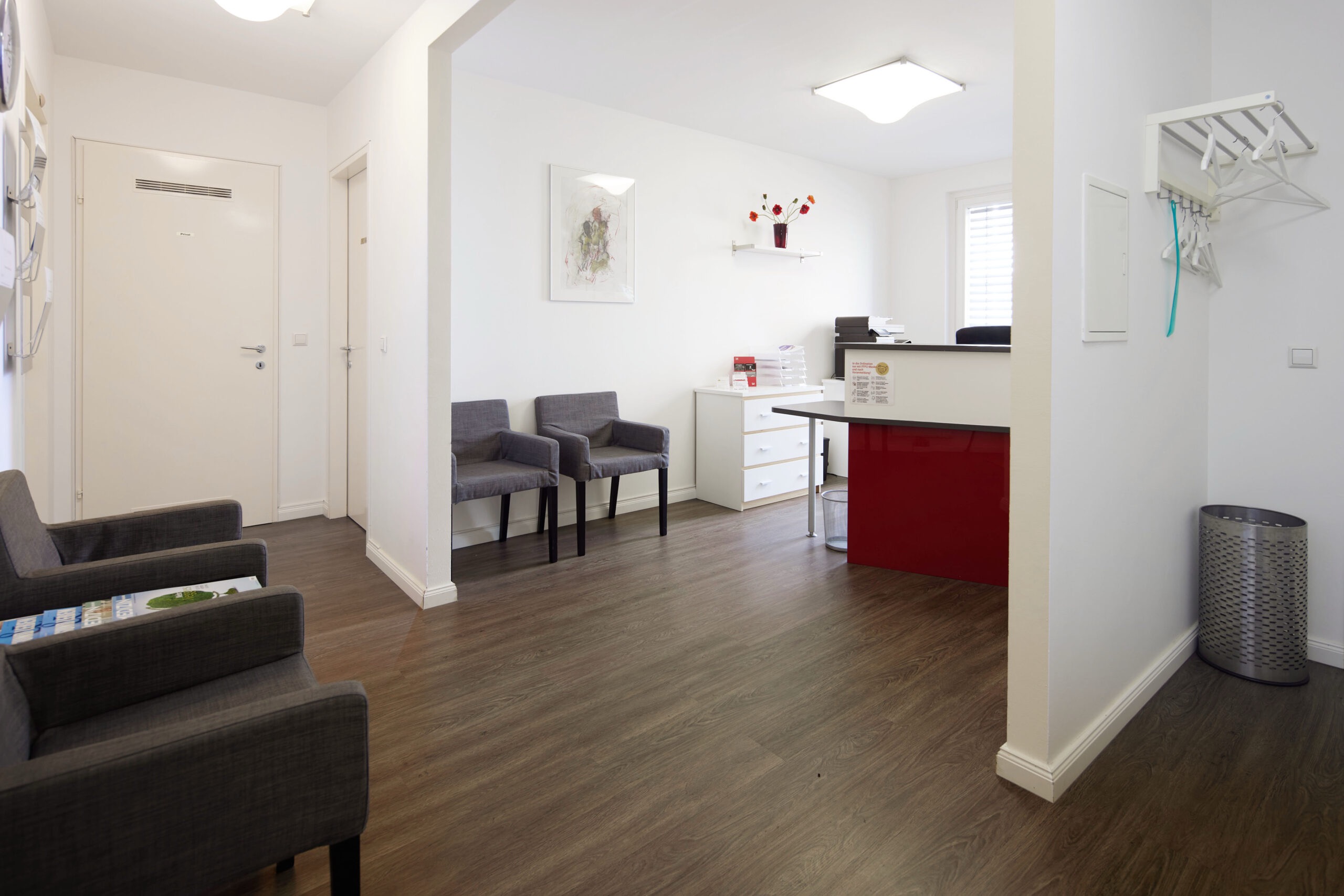 weißes und schwarzes feststehendes Fahrrad