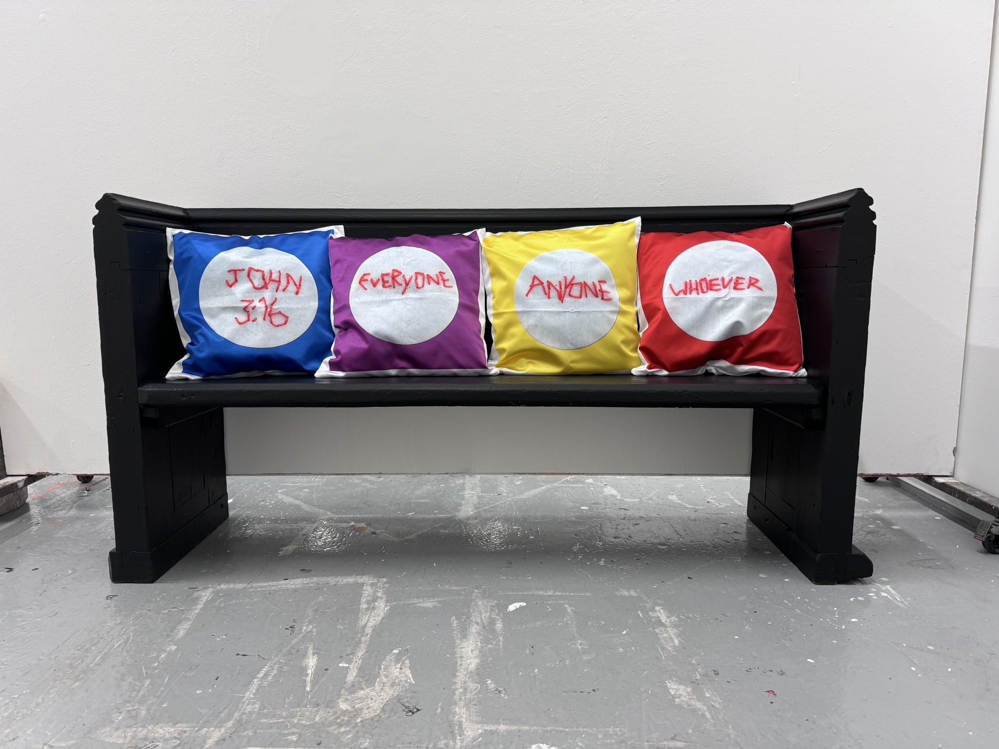 https://0501.nccdn.net/4_2/000/000/038/2d3/black-chair.jpeg