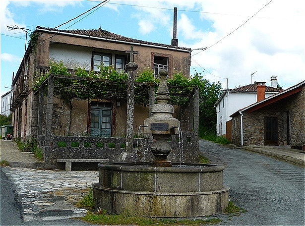 Dorfbrunnen spendet frisches Wasser