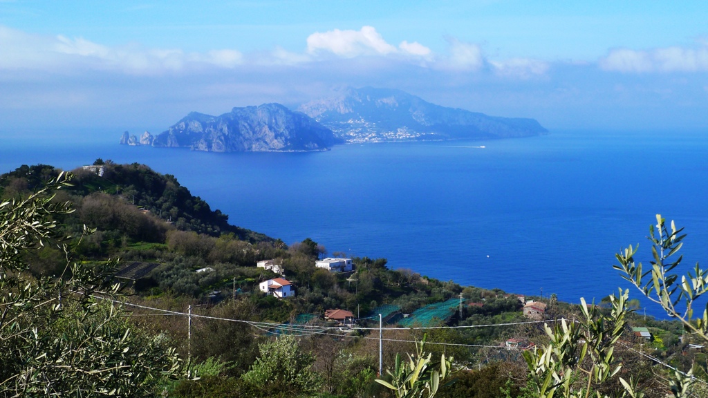 Auf dem Weg begleitet uns der Blick auf die Insel Capri