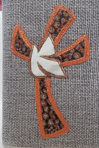 Croix dans le vent avec colombe figurant le souffle de l'Esprit Saint