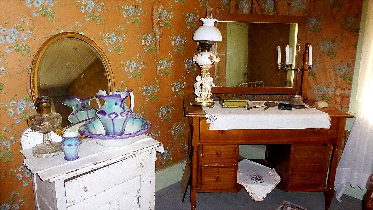 Wasch- und Schminktisch