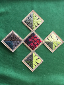 Croix composée de 5 carrés sur la pointe avec motif de vigne