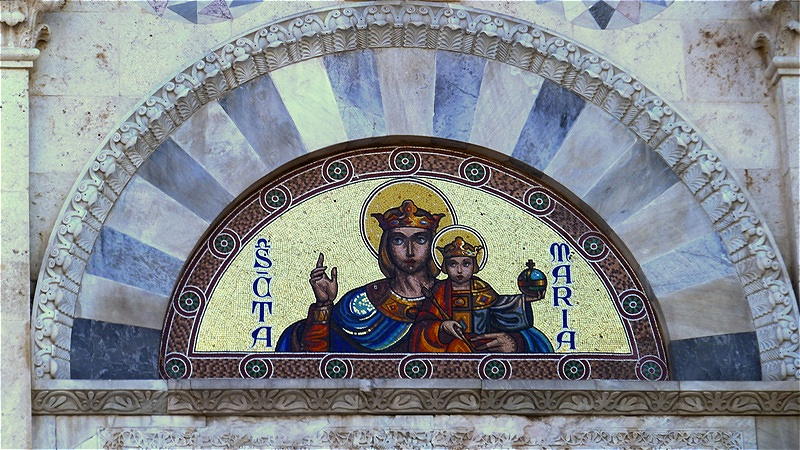 Maria mit Jesuskind über dem Hauptportal