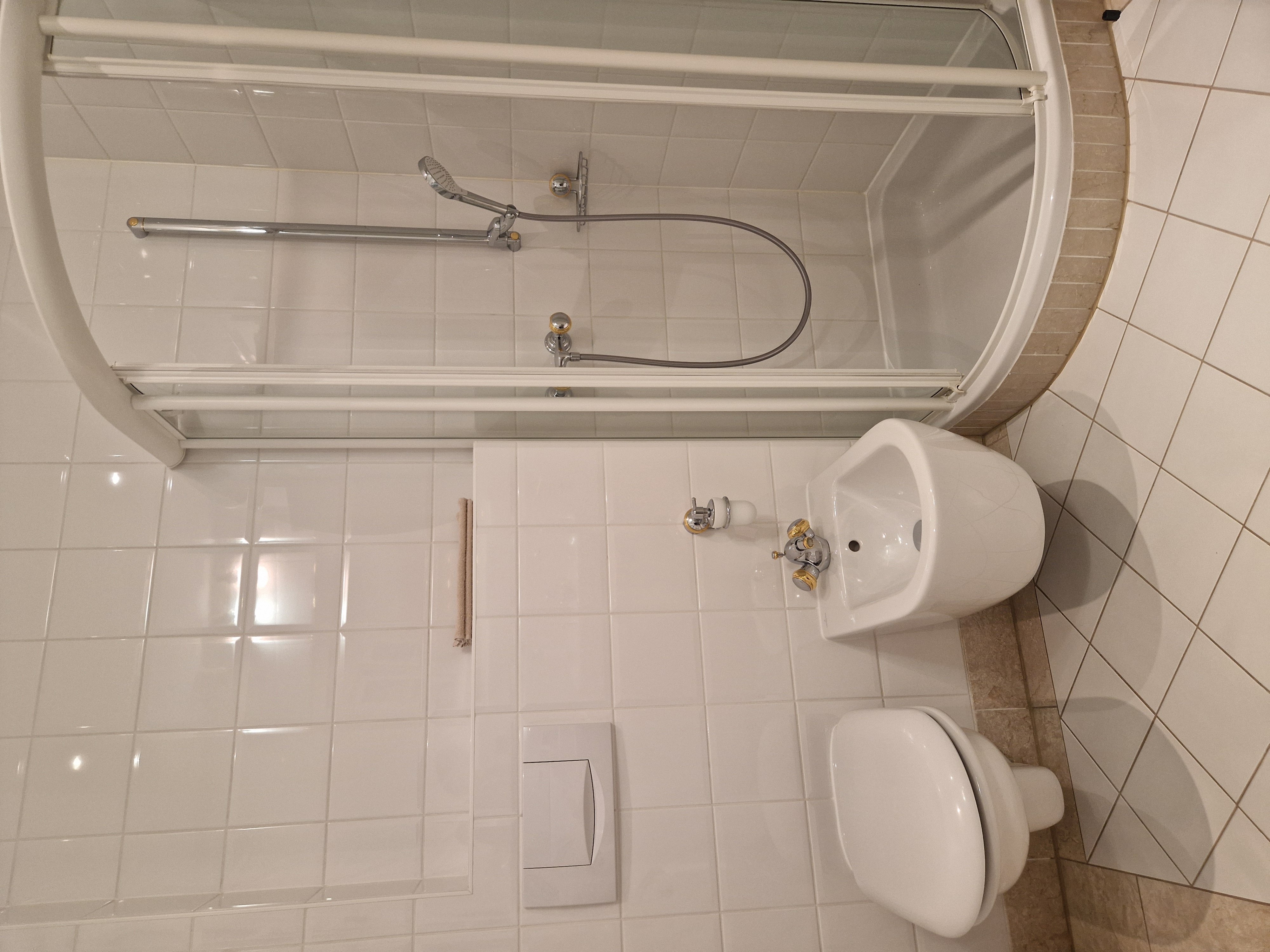 Dusche, WC und Bidet in jedem Badezimmer Erdgeschoss