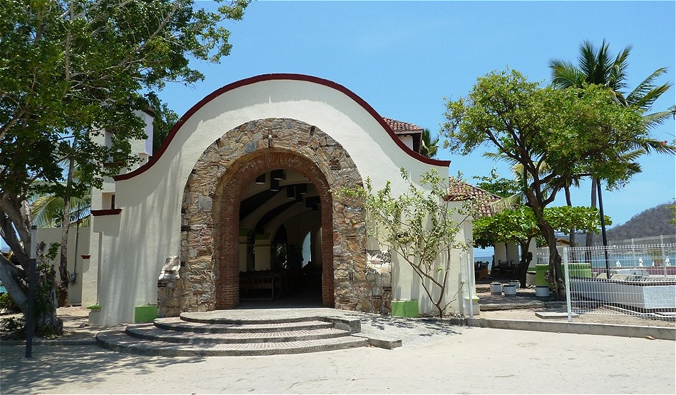 Kirche "Santa Cruz" am Strand von Huatulco