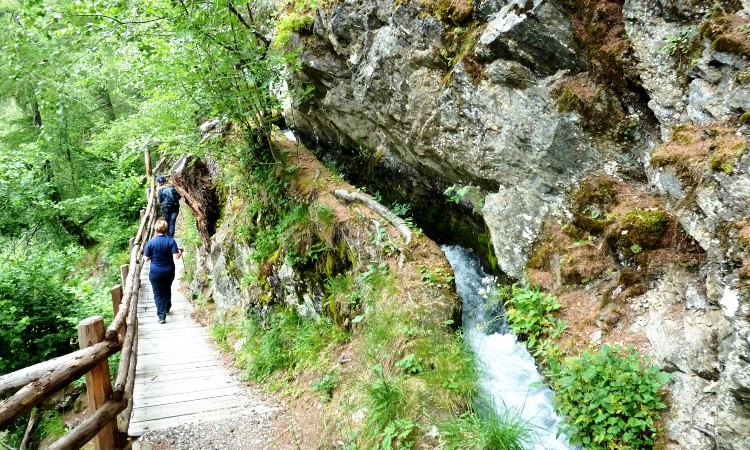 Den Berkwaal entlang aufwärts
Waale sind uralte von den Menschen geschaffene künstliche Bewässerungsanlagen