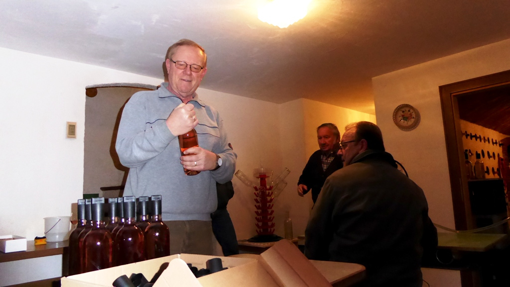 Die vollen Flaschen werden verschlossen