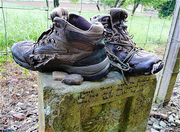 Fast am Ziel - "These shoes saw me through the best and the worst of times ..... Walk with heart". 6_5_2011