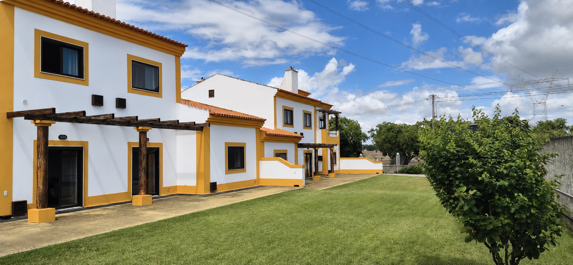 https://0501.nccdn.net/4_2/000/000/038/2d3/espaco-exterior-algeruz-villas-1.jpg