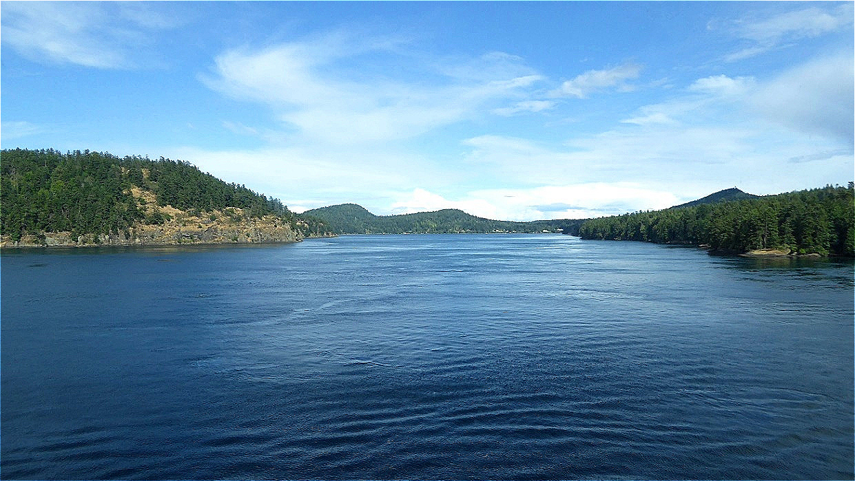 Die Fähre durchfährt ein Insellabyrinth
