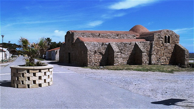 San Giovanni di Sinis ist eine der kirchengeschichtlich interessantesten, weil ältesten byzantinischen Kirchen auf Sardinien. Die heutige dreischiffige Kirche ist das Ergebnis einer späteren
Abwandlung einer kreuzförmigen byzantinischen Kirche des 6. Jh.