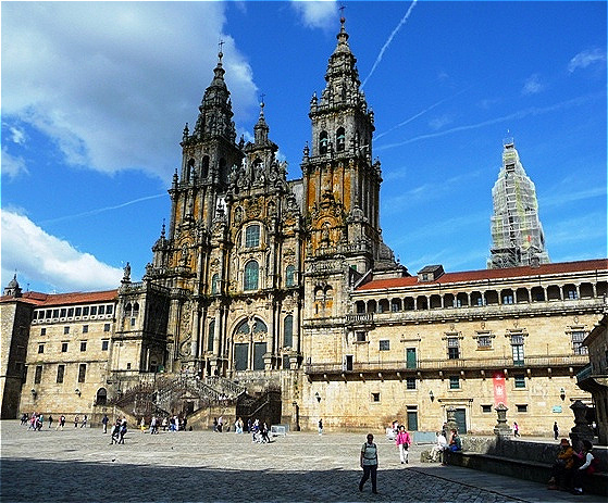 Betritt man den Dom vom Obradoiro-Platz aus über die doppelte Treppe, begegnet man im Eingang des Westportals (Fachada del Obradoiro) als erstes einem der bedeutendsten Kunstschätze der Kathedrale: dem Pórtico de la Gloria