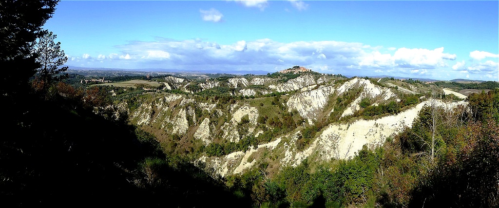 Chiusure auf dem höchsten Punkt des Hügels - "Calanchi" (Erosionsgebiet)
