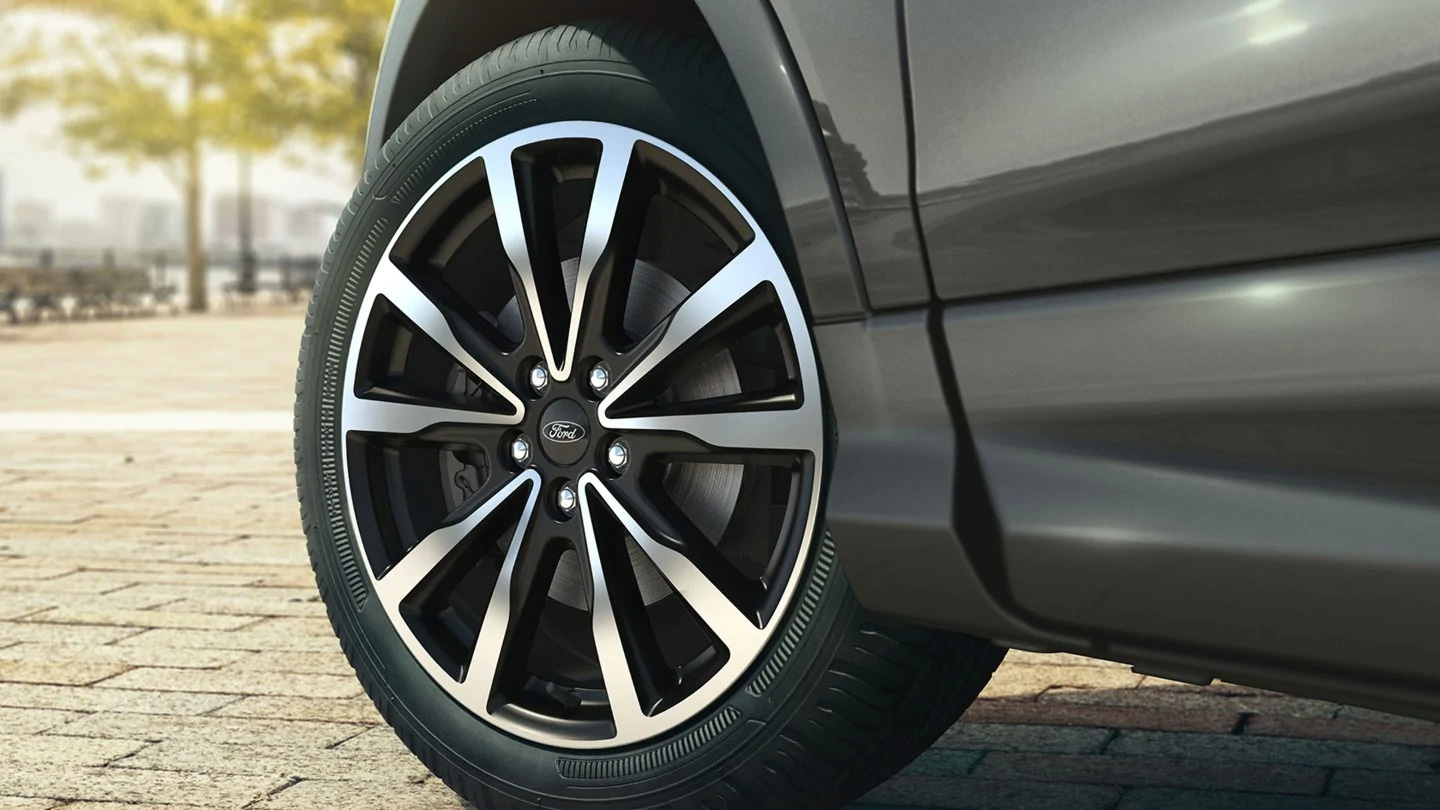 https://0501.nccdn.net/4_2/000/000/038/2d3/ford-kuga-eu-FOE_17_FRD_KUG_200002_ST_LHD-16x9-2160x1215-ol-alloy-wheel-detail.jpg.renditions-1440x810.jpg
