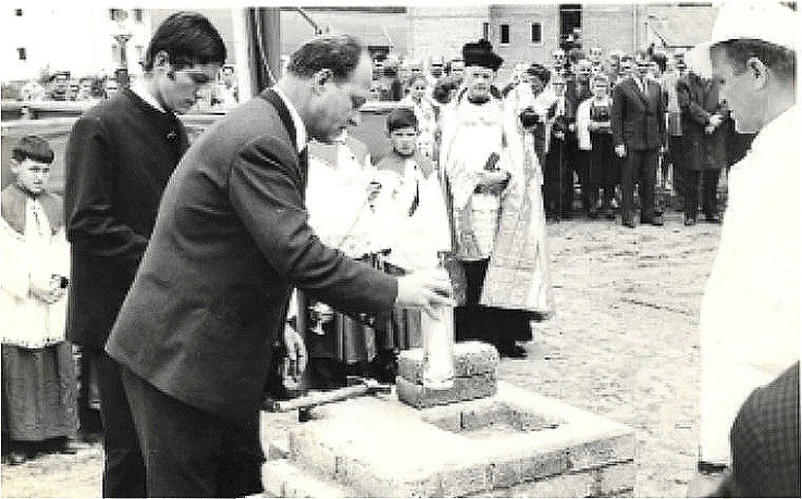 Prof. Claus Josef Riedel fügt die Gründungsurkunde ein