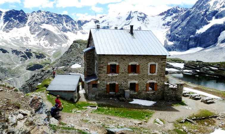Blick über die Hintergrathütte hinüber zum Monte Cevedale