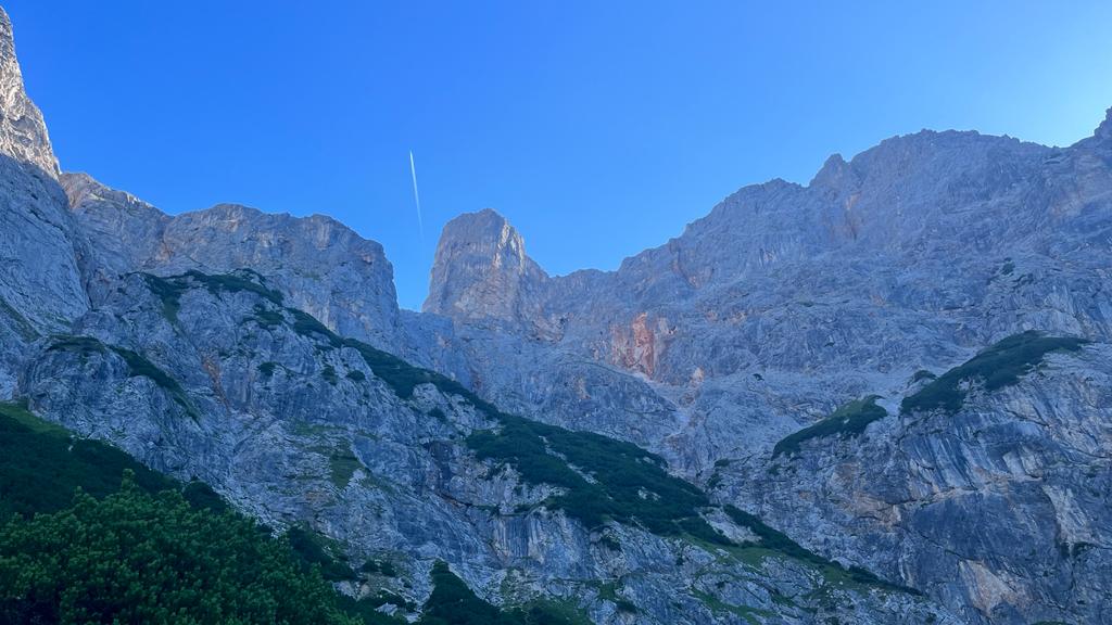 Der größte Gebirgsstock der Berchtesgadener Alpen wirkt wie ein zu Stein gewordenes Meer mit wogenden, steinernen Wellen - daher auch der Name Steinernens Meer.