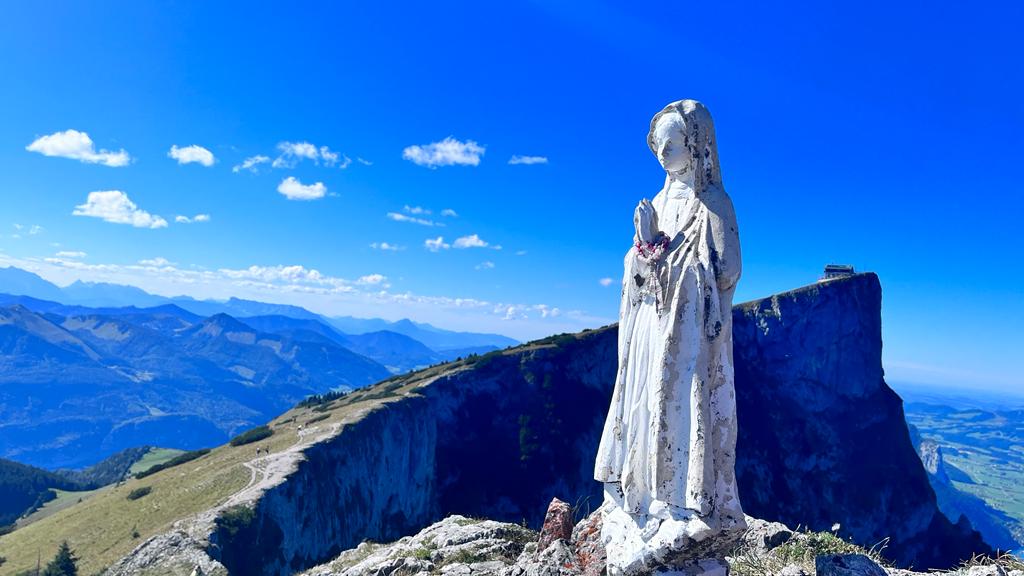 Madonnenstatue auf dem Gipfel der Spinnerin