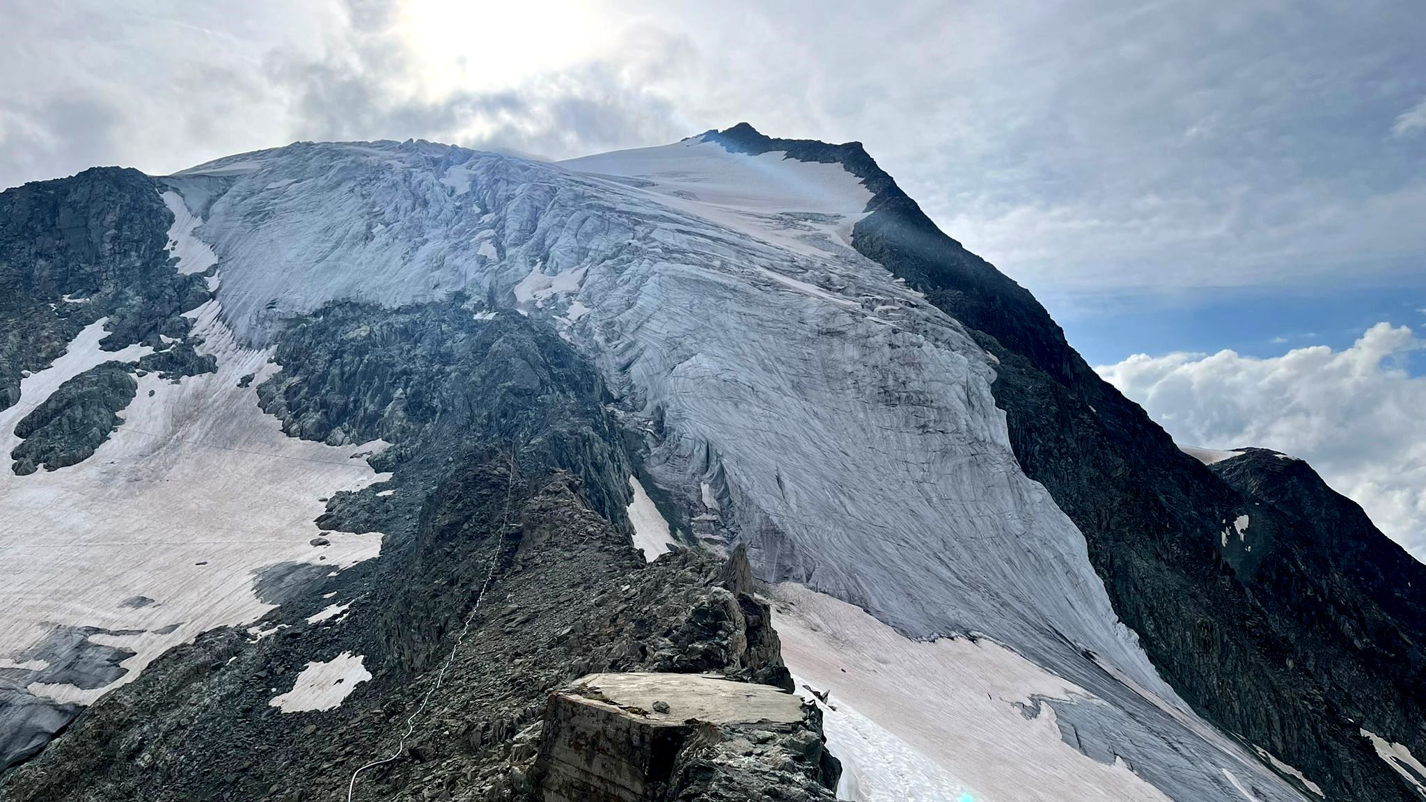 Gewaltiger, von Spalten zerissener Gletscher.