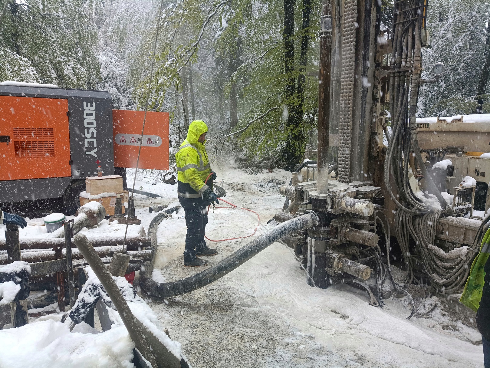 Vrtalna garnitura med izvedbo vrtanja vrtine v snežnih razmerah